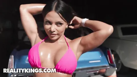 Mi incontro con la vicina e finisco per penetrare il suo enorme e grasso culo.