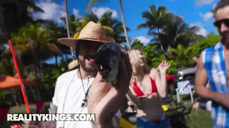 Sie trinken, verlieren die Kontrolle und landen schließlich beim Sex in der Öffentlichkeit – verdammt, was für eine Party!