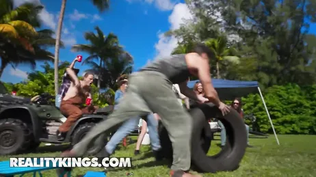 Sie trinken, verlieren die Kontrolle und landen schließlich beim Sex in der Öffentlichkeit – verdammt, was für eine Party!