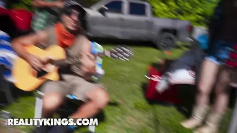 Sie trinken, verlieren die Kontrolle und landen schließlich beim Sex in der Öffentlichkeit – verdammt, was für eine Party!