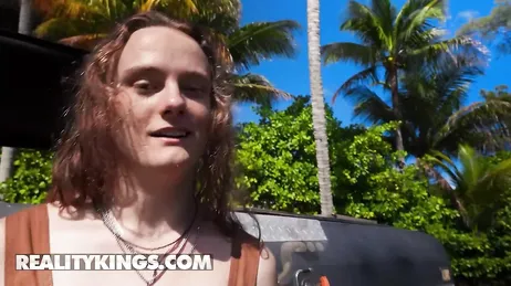 Sie trinken, verlieren die Kontrolle und landen schließlich beim Sex in der Öffentlichkeit – verdammt, was für eine Party!