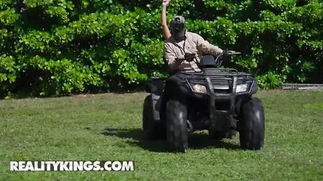 Sie trinken, verlieren die Kontrolle und landen schließlich beim Sex in der Öffentlichkeit – verdammt, was für eine Party!