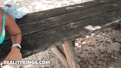 Mentre vengo sodomizzato, una donna continua a fissarci...