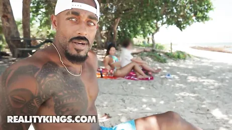 Mentre vengo sodomizzato, una donna continua a fissarci...