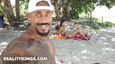 Mentre vengo sodomizzato, una donna continua a fissarci...