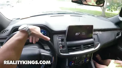 Mutter und Tochter mit großen Hintern haben viel Spaß beim gemeinsamen Reiten auf einem Schwanz.