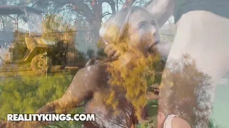 Die Dame scheint ihrem Golflehrer recht nahe zu kommen, nicht wahr?