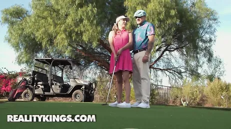 Die Dame scheint ihrem Golflehrer recht nahe zu kommen, nicht wahr?