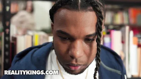 Du bist in einer Bibliothek, um Himmels willen, mach wenigstens keinen Lärm!