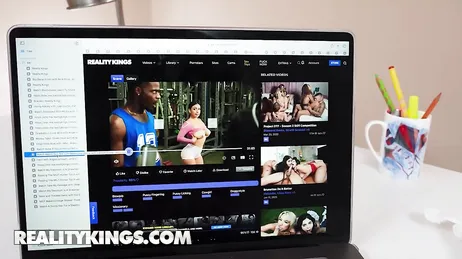 Jordi El Niño Polla en de Russische Zwarte Engel geven ons een heerlijke neukpartij.