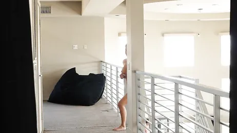 El hijo está enfermo, menos mal que está ella para cuidar de él ...