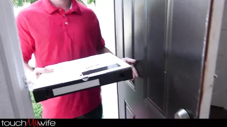 Mamá se follaría al chico que le trae la pizza sin dudarlo .., lo hará?