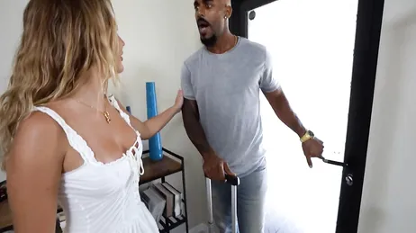 L Amico Di Mio Marito E Appena Arrivato E Si Fermera A Casa Nostra Per Qualche Giorno