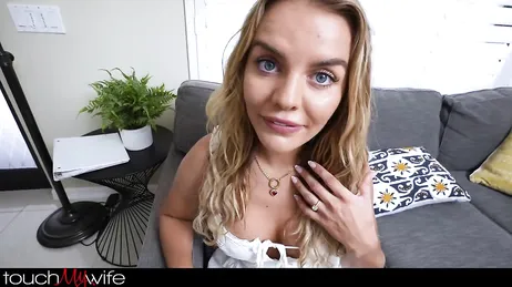 L'amico di mio marito è appena arrivato e si fermerà a casa nostra per qualche giorno.