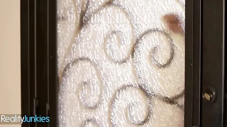 Mi hija no está pero si quieres pasa y la esperas dentro bonita ..