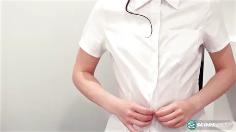 XXX pornofilmpje van een Chinese moeder die seks heeft met de vriend van haar dochter.