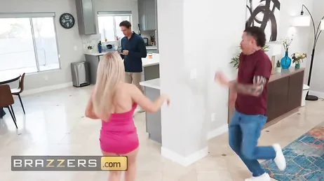 Ich komme nach Hause und erwische meine Mutter mit meinem Freund, was für ein kostenloses Porno-Video!!