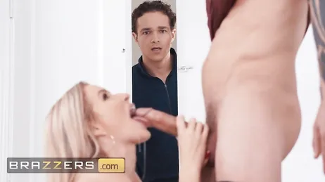 Ich komme nach Hause und erwische meine Mutter mit meinem Freund, was für ein kostenloses Porno-Video!!