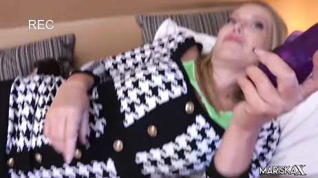 Nichts ist makabrer, als eine reife Frau und ein junges Mädchen zusammen zu sehen...