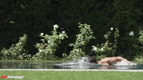 Mama zieht mich aus dem Pool und bringt mich ins Schlafzimmer, um mich zu ficken!!