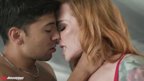 Mama zieht mich aus dem Pool und bringt mich ins Schlafzimmer, um mich zu ficken!!