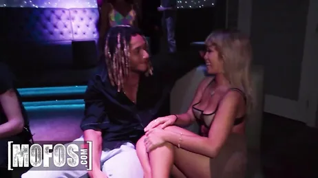 Het lijkt niet op een verjaardagsfeestje, het lijkt eerder op een scène uit gratis porno.