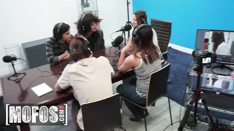 Zuzusehen, was während der Aufzeichnung einer Radiosendung passiert...