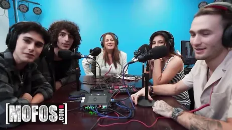 Zuzusehen, was während der Aufzeichnung einer Radiosendung passiert...