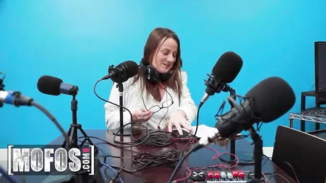 Zuzusehen, was während der Aufzeichnung einer Radiosendung passiert...