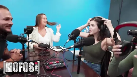 Zuzusehen, was während der Aufzeichnung einer Radiosendung passiert...