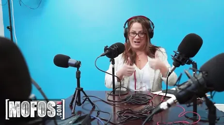 Zuzusehen, was während der Aufzeichnung einer Radiosendung passiert...