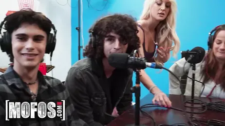 Zuzusehen, was während der Aufzeichnung einer Radiosendung passiert...