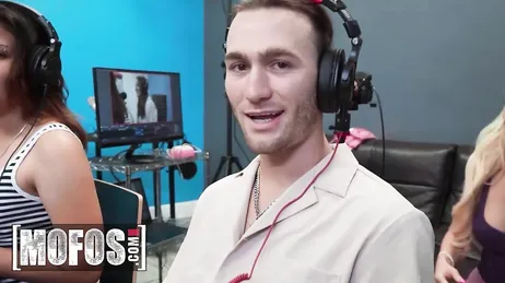 Zuzusehen, was während der Aufzeichnung einer Radiosendung passiert...