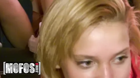 Die Party hat gerade erst begonnen und einige sind schon etwas angetrunken...