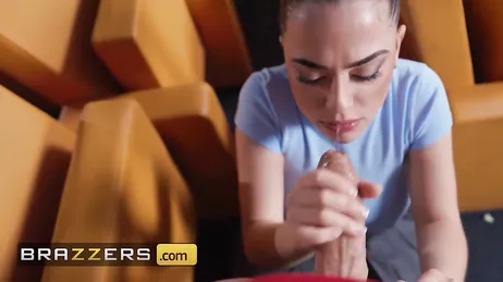 La película ya ha terminado y esa pareja aún sigue en el cine ...