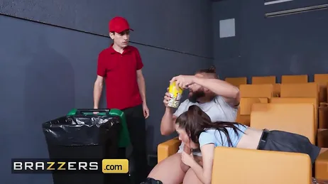 La película ya ha terminado y esa pareja aún sigue en el cine ...