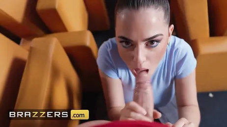 La película ya ha terminado y esa pareja aún sigue en el cine ...