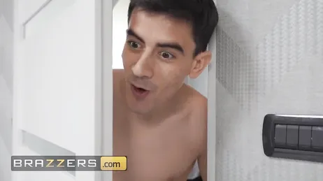 Meine Mutter weiß, dass ich mir ihre Muschi ansehe und dass ich mir gerade einen runterhole!!