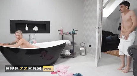 Meine Mutter weiß, dass ich mir ihre Muschi ansehe und dass ich mir gerade einen runterhole!!