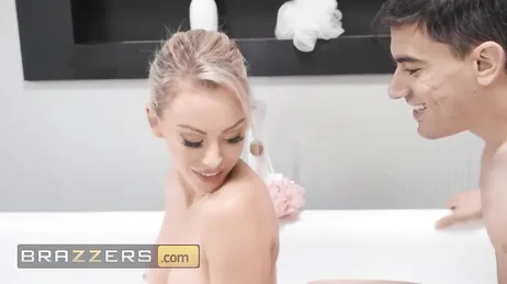 Meine Mutter weiß, dass ich mir ihre Muschi ansehe und dass ich mir gerade einen runterhole!!