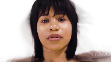 Ik spreid mijn benen zodat de vriend van mijn moeder mijn kut kan neuken.