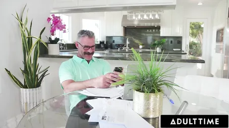 Ik spreid mijn benen zodat de vriend van mijn moeder mijn kut kan neuken.