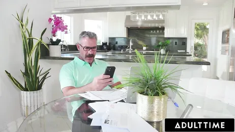 Ik spreid mijn benen zodat de vriend van mijn moeder mijn kut kan neuken.