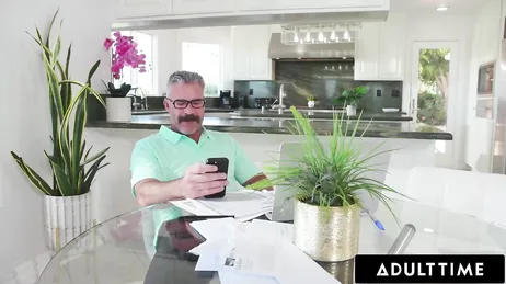 Ik spreid mijn benen zodat de vriend van mijn moeder mijn kut kan neuken.