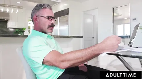 Ik spreid mijn benen zodat de vriend van mijn moeder mijn kut kan neuken.