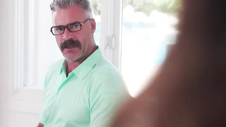 Ik spreid mijn benen zodat de vriend van mijn moeder mijn kut kan neuken.