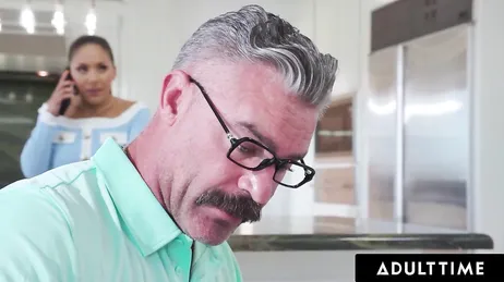 Ik spreid mijn benen zodat de vriend van mijn moeder mijn kut kan neuken.