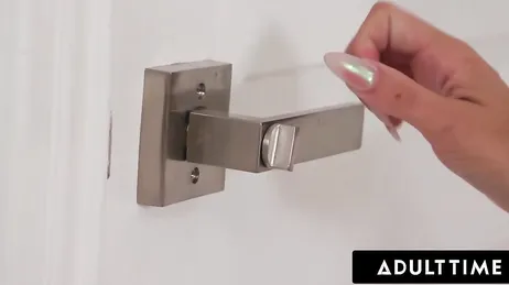 Ik spreid mijn benen zodat de vriend van mijn moeder mijn kut kan neuken.