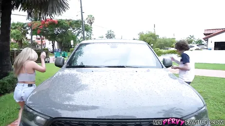 Mama wollte, dass ich sie im Auto penetriere, ihr Wunsch ist mir Befehl...!!