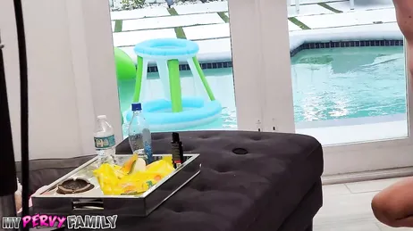 Maman essaie des bikinis pour voir lequel lui va le mieux...
